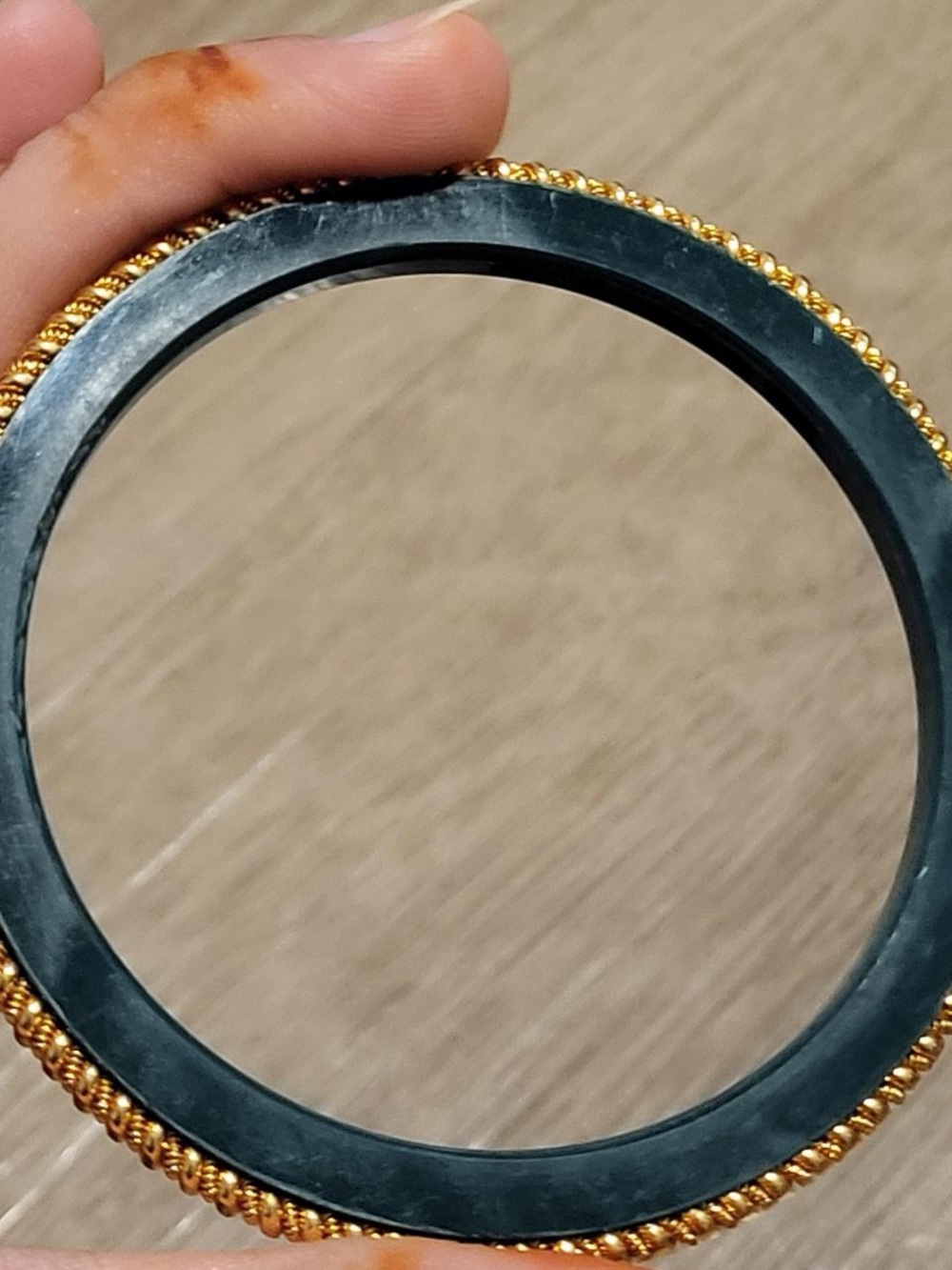 4 plastic bangles - Picture 3 of 9
